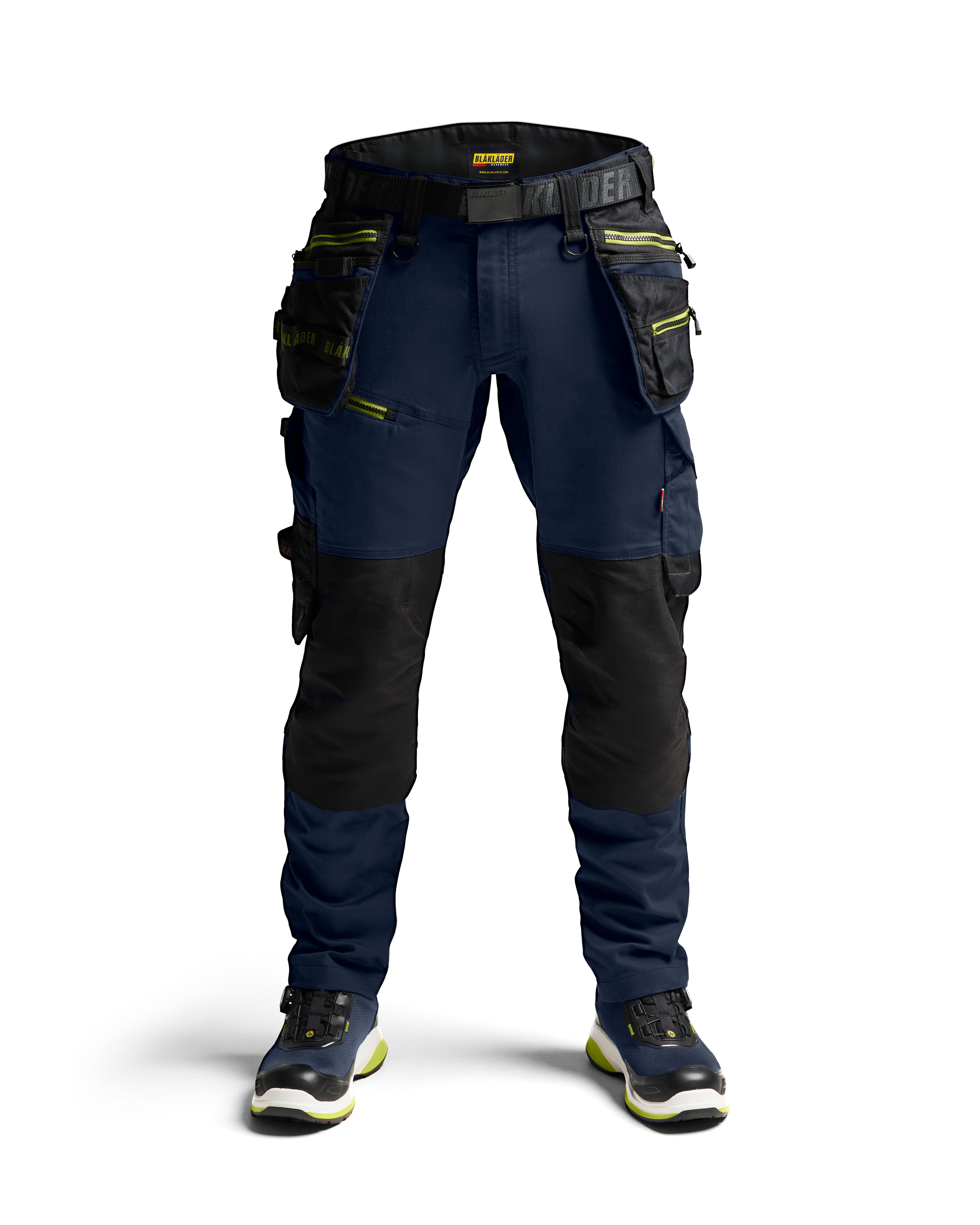 Arbetsklader med tryck och brodyr.